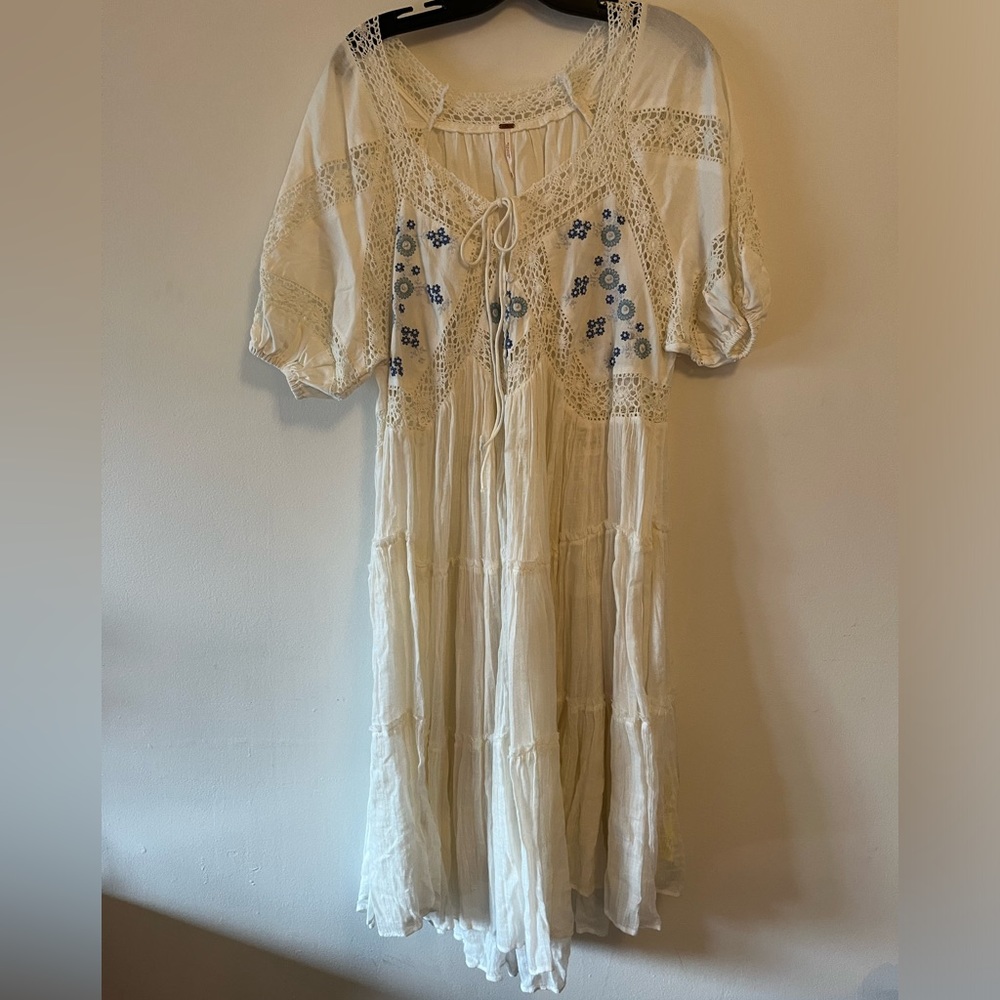 Flowy linen dress with lace details. Fits like a M. Very oversized.